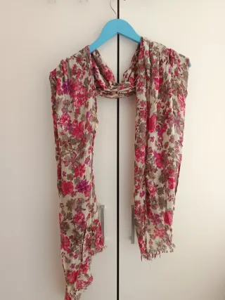 Pañuelo floral rosa y beige