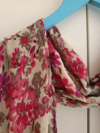 Pañuelo floral rosa y beige