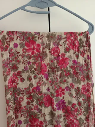Pañuelo floral rosa y beige