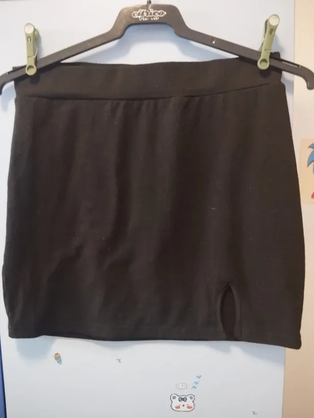 Falda negra con abertura