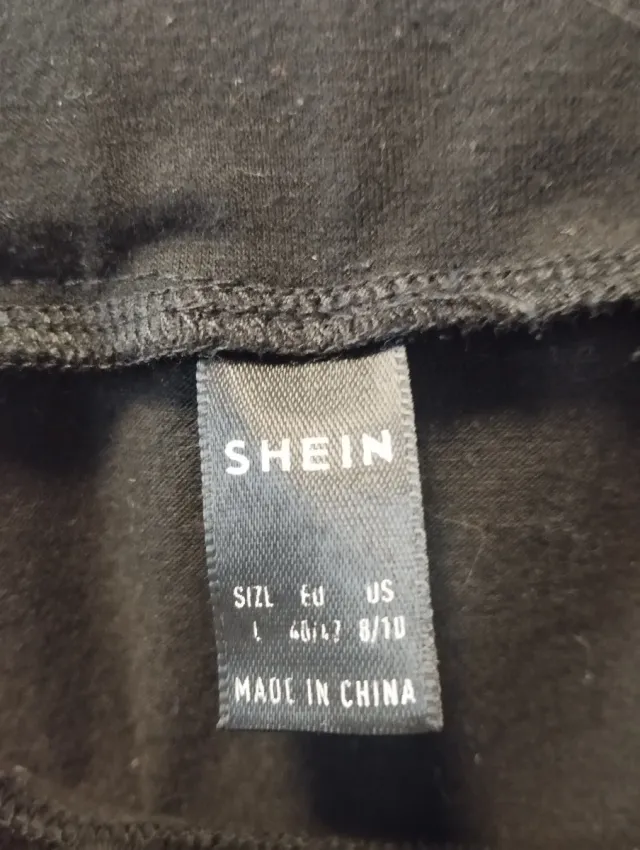 Falda negra con abertura