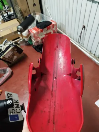 Guardabarros delantero original Yamaha R6 rojo