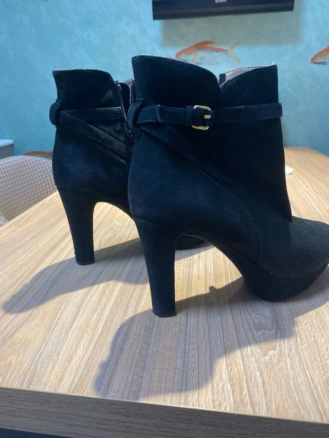 Botín ante negro tacón