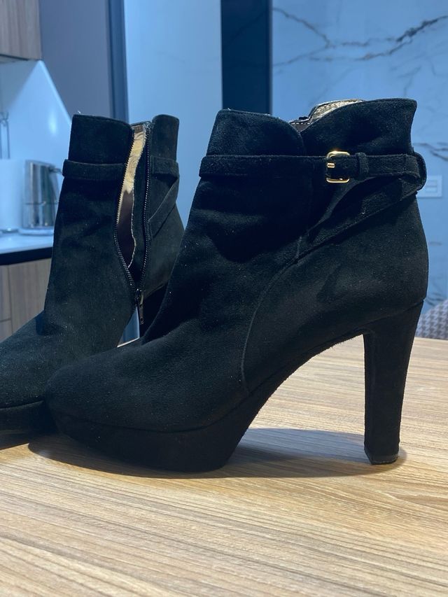 Botín ante negro tacón