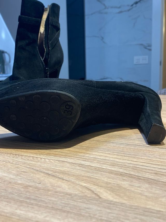 Botín ante negro tacón