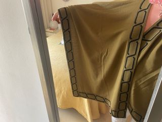 Capa verde caqui con borde decorativo