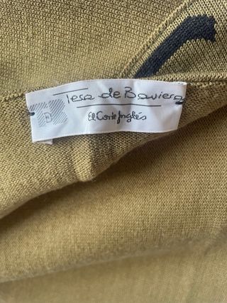 Capa verde caqui con borde decorativo