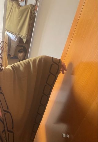 Capa verde caqui con borde decorativo