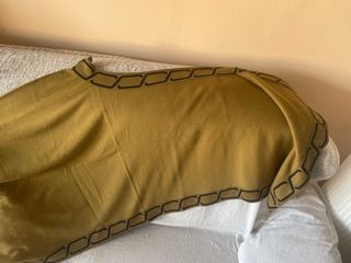 Capa verde caqui con borde decorativo