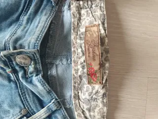 Pantalón tejano desgastado