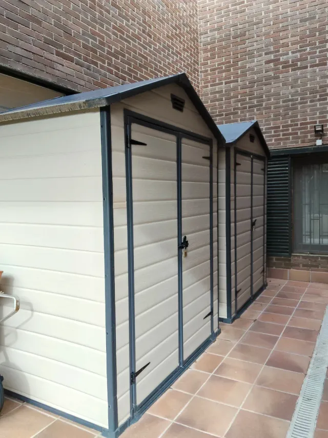 Casetas de jardín de plástico beige y gris