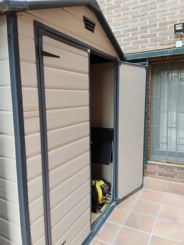 Casetas de jardín de plástico beige y gris