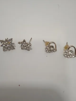 2 pares de pendientes de plata con brillantes