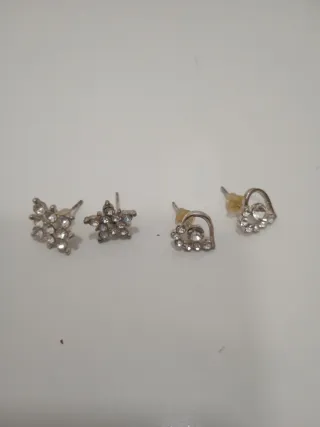 2 pares de pendientes de plata con brillantes