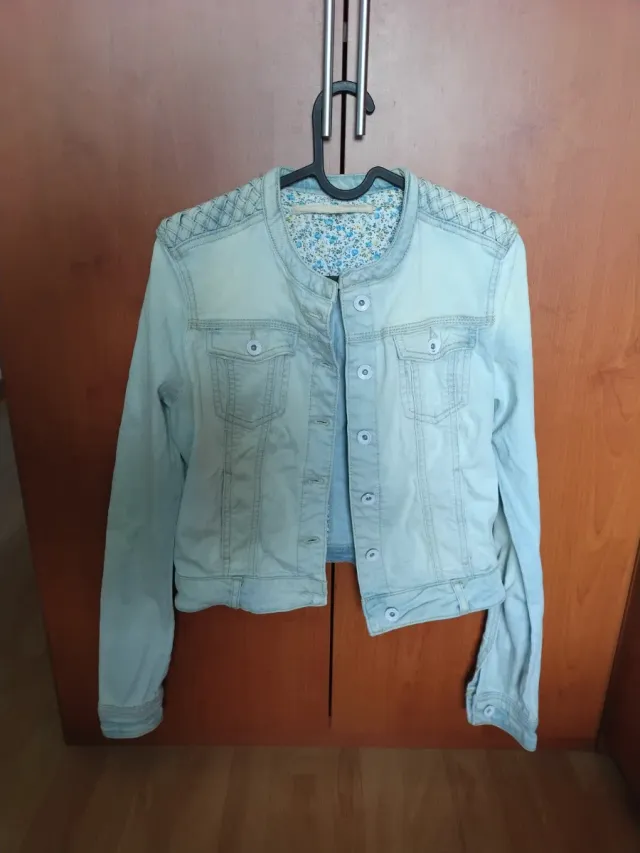 Cazadora vaquera Stradivarius azul