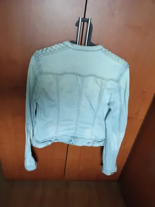 Cazadora vaquera Stradivarius azul