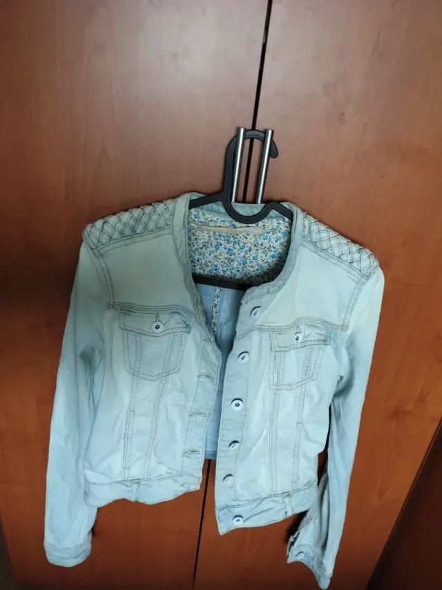 Cazadora vaquera Stradivarius azul