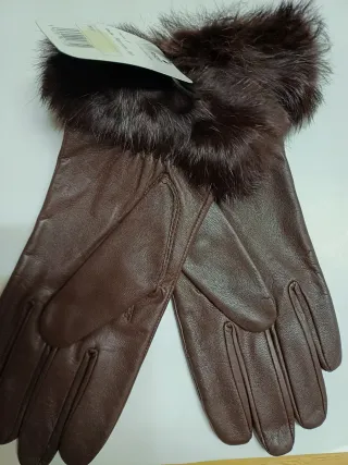Guantes de piel marrón con pelo