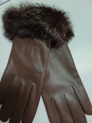 Guantes de piel marrón con pelo