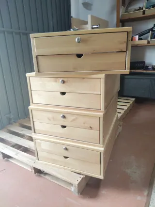 4 Cassettiera in legno con chiave