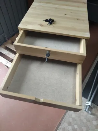 4 Cassettiera in legno con chiave