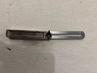 Falsa escuadra de metal