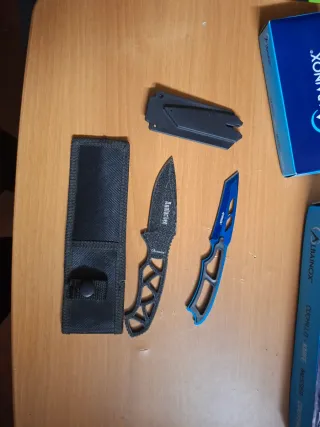 2 Coltelli Neri e Blu