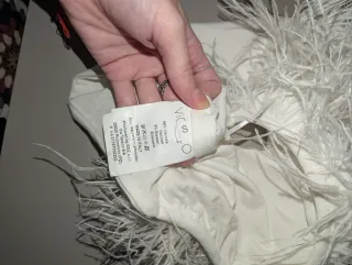 Top a fascia con piume bianco