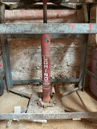 Banco de trabajo con gato hidráulico integrado