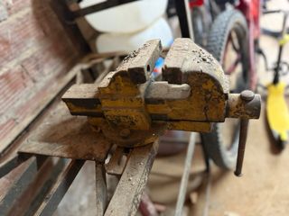 Banco de trabajo con gato hidráulico integrado