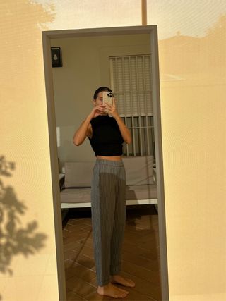 Pantalón ancho gris con rayas