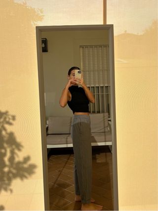 Pantalón ancho gris con rayas