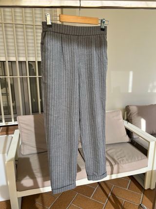 Pantalón ancho gris con rayas