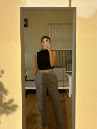 Pantalón ancho gris con rayas