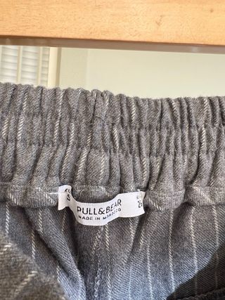 Pantalón ancho gris con rayas