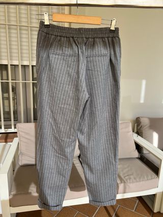 Pantalón ancho gris con rayas