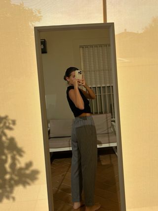 Pantalón ancho gris con rayas