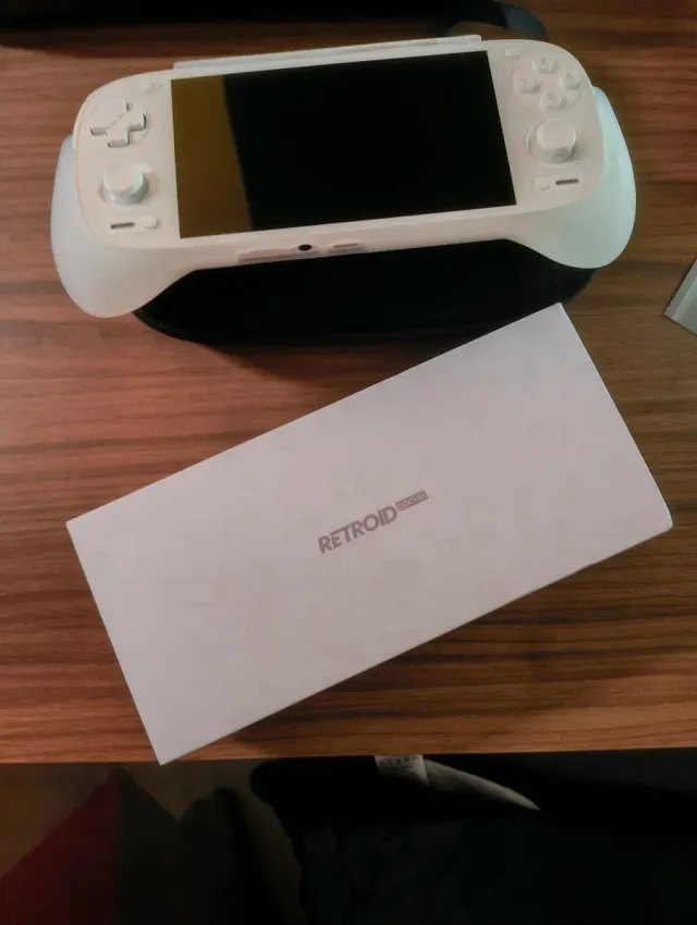 Retroid Pocket 5 Blanco + Accesorios oficiales
