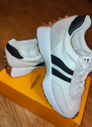 Bonitas Zapatillas deportivas imitación ante.