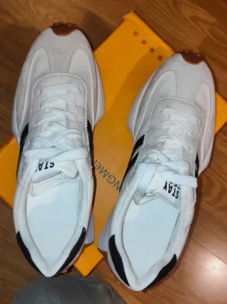 Bonitas Zapatillas deportivas imitación ante.