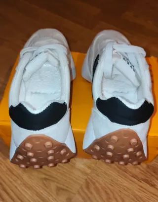 Bonitas Zapatillas deportivas imitación ante.