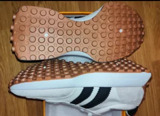 Bonitas Zapatillas deportivas imitación ante.