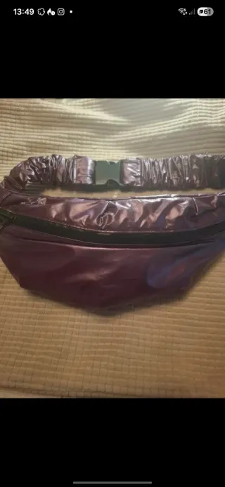 Riñonera metalizada morada sin estrenar