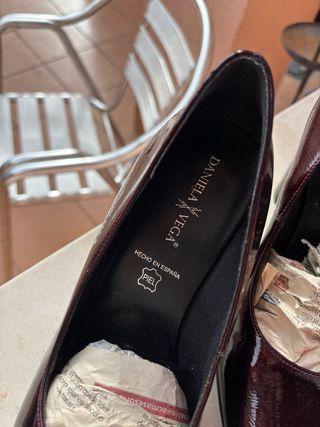 Tacones de piel color granate oscuro