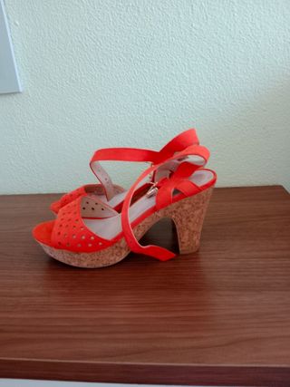 Sandalias naranjas con cuña