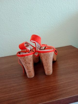 Sandalias naranjas con cuña