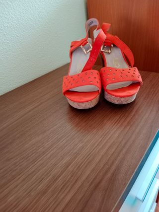 Sandalias naranjas con cuña