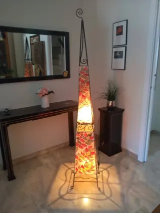 Lámpara de pie artesanal con diseño floral