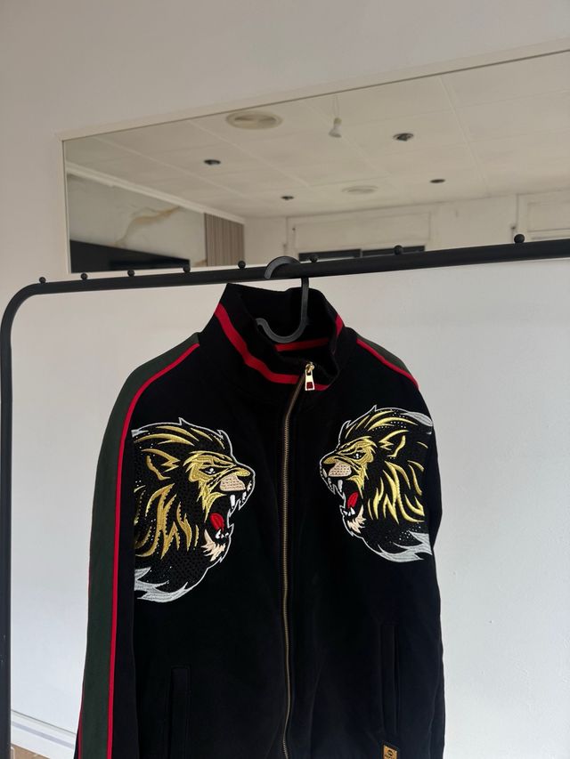 Chaqueta Makobi Negra con Estampado Brillante