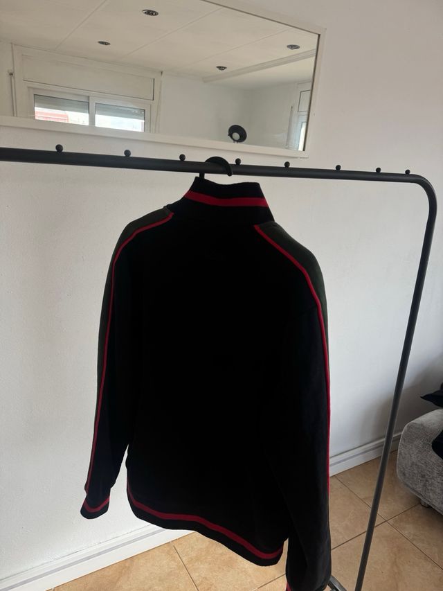 Chaqueta Makobi Negra con Estampado Brillante